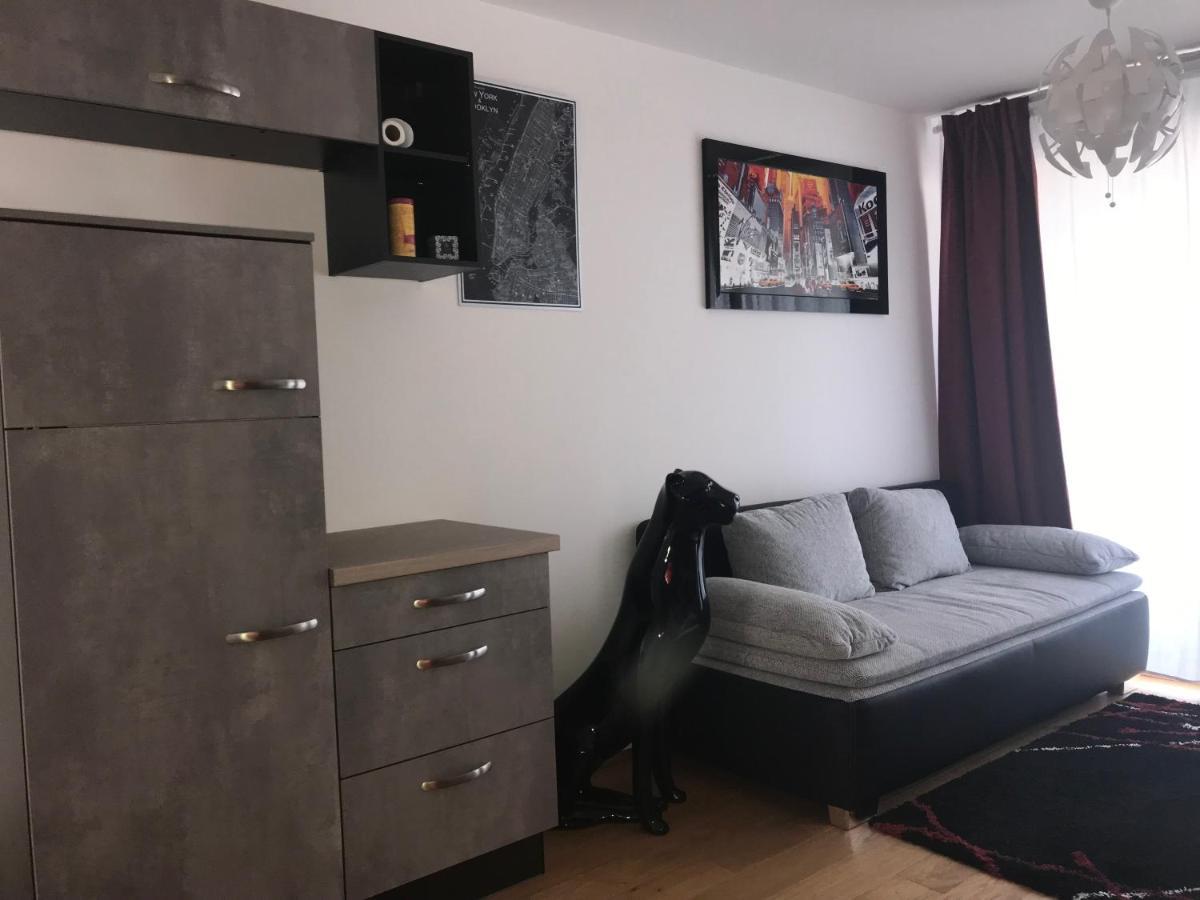 Red Flower Apartment With Pool - 5 Min To Lake Виена Екстериор снимка