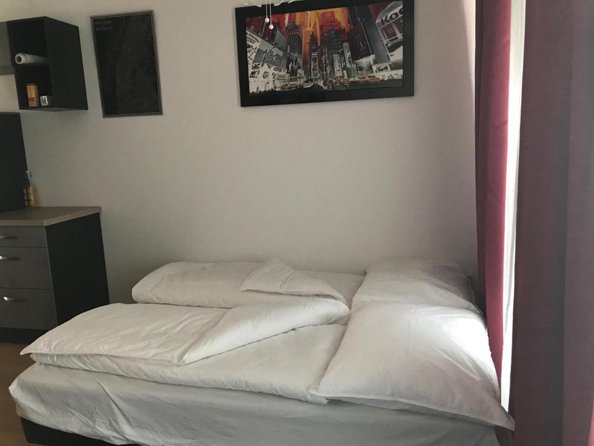 Red Flower Apartment With Pool - 5 Min To Lake Виена Екстериор снимка