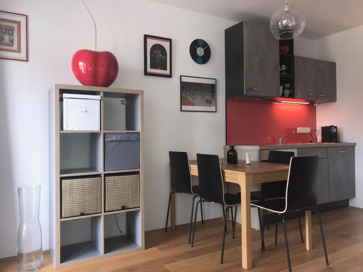 Red Flower Apartment With Pool - 5 Min To Lake Виена Екстериор снимка