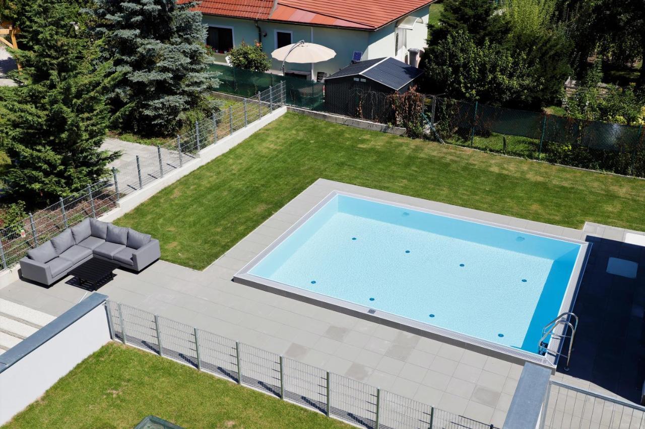 Red Flower Apartment With Pool - 5 Min To Lake Виена Екстериор снимка