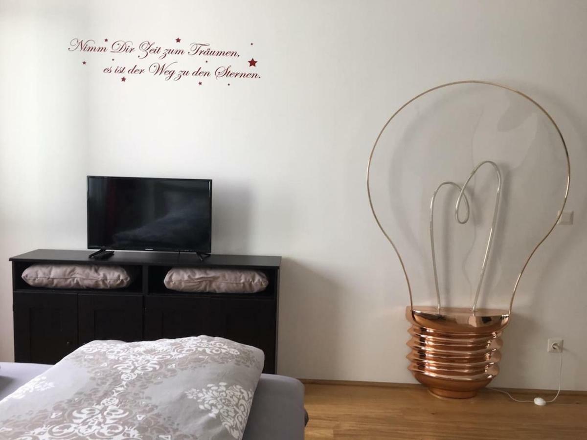 Red Flower Apartment With Pool - 5 Min To Lake Виена Екстериор снимка